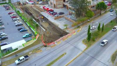 El alcalde Armando Calidonio supervisó los trabajos en el lugar adonde se construyen los túneles. Foto: Yoseph Amaya