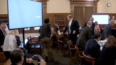 El acusado fue sacado de la sala del juicio inconsciente en una camilla. Foto: Captura video Twitter
