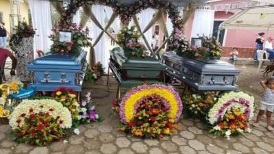 Ataúdes de la familia hondureña antes de ser llevada al cementerio en El Paraíso, Copán.