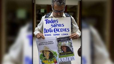 Activista protesta contra el crimen de Berta Cáceres. Foto: AFP/Martin Bernetti