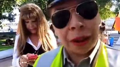 La madre de la menor fue amenzada con ser detenida por no dar sus datos.