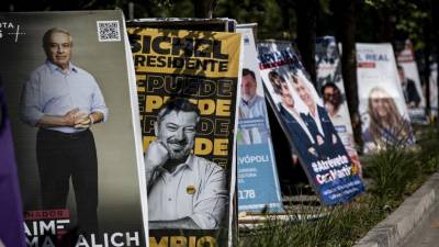 Vista de carteles electorales de candidatos a diputados, senadores y presidentes en Santiago.