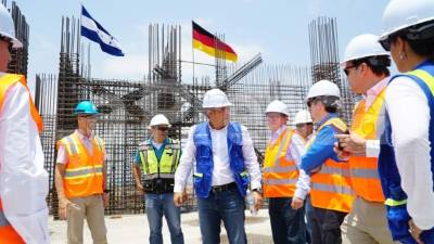 Michael Kerkloh, junto al presidente de la concesionaria, Lenir Pérez.