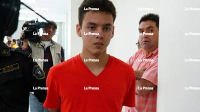 Momentos en que el universitario Larry Alvarado llegaba a los juzgados.