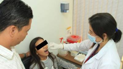 Personal extrae saliva a una menor de edad para luego enviar su muestra y la del supuesto padre a un laboratorio extranjero.