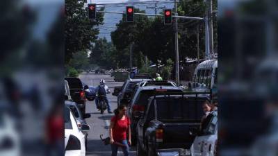 Una mujer cruza la avenida Juan Pablo Segundo y la siete calle del barrio Medina, donde instalaron un juego de luces.