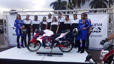Ejecutivos y colaboradores de Italika se mostraron orgullosos de las innovaciones de la marca de motos.