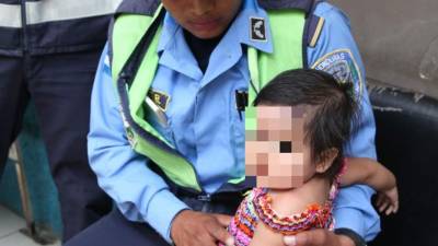 La pequeña abandonada ahora estará en manos de la Dinaf, pues sus padres la dejaron abandonada ayer.