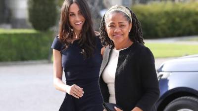 Meghan y su madre,Doria Ragland, llegando al hotel donde se hospedarán para pasar la noche previa a la boda. Foto AFP.