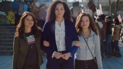 La nueva versión de Charmed es protagonizada por Melonie Diaz (i), Sarah Jeffery y Madeleine Mantock (c). Foto captura video CW.