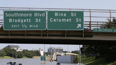 Varias autopistas se han convertido 'en trampas mortales', las autoridades piden tomar precauciones.