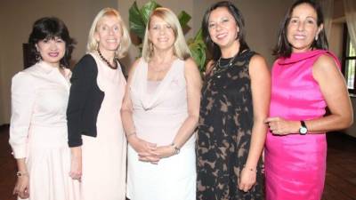 Las damas capitalinas compartieron por una buena causa.
