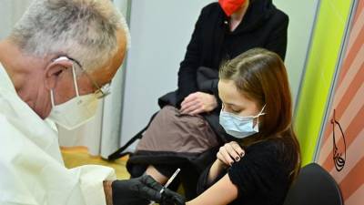 La variante ómicron, altamente transmisible, se está juntando con la ajetreada temporada navideña para infectar a más niños que nunca en todo Estados Unidos.