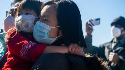 Familia china aplicando las medidas de bioseguridad en Houston, Texas.