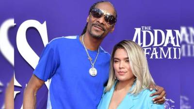 Snoop Dogg junto a Karol G en la premiere de 'The Addams Family' a inicios de octubre.