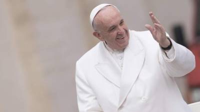 El papa Francisco saluda a los fieles en la plaza de San Pedro en el Vaticano. EFE/Archivo