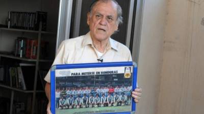 En esta foto de archivo tomada el 1 de abril de 2014, José de la Paz Herrera mostraba una imagen de la selección hondureña clasificada al Mundial de España 1982.
