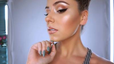 La maquillista internacional de MAC Cosmetics, Beatriz Cisneros, recomienda elegir el iluminador más apropiado según el tipo de piel.