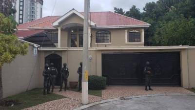 La Policía llegando a una vivienda de la colonia Jardines del Valle en San Pedro Sula.