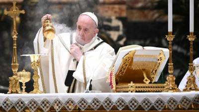 El papa Francisco sostiene un incensario mientras dirige una misa de Nochebuena para conmemorar la natividad de Jesucristo el 24 de diciembre de 2020. Foto AFP