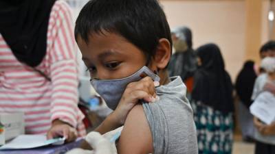 Un niño recibe la vacuna anticovid-19 en una escuela primaria.