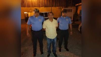 Agentes de la Umep 11 llevan detenido a Gerson Leodán Ruiz Vásquez.