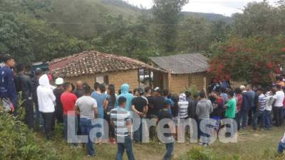 Vecinos de la aldea Valle Bonito en el lugar de la masacre.