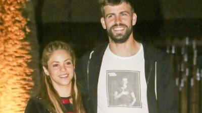 Shakira y Gerard Piqué en camino a una cena en Barcelona el primer fin de semana de mayo. Foto Grosby Group.