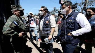 Personal del Conadeh llegó a verificar la denuncia que se dio a conocer desde el interior del centro de cómputo, ubicado en el CNE. Fotos: Andro Rodríguez