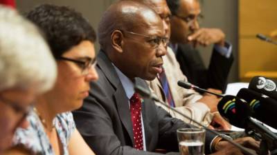 El Ministro de Salud de Sudáfrica, Zweli Mkhize, se dirige a una conferencia de prensa sobre el coronavirus en el Parlamento sudafricano el 5 de marzo de 2020 en Ciudad del Cabo.