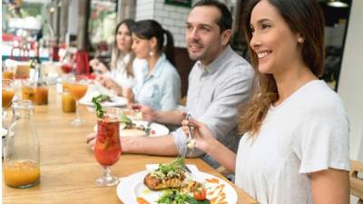 En un restaurante o cena formal con varias entradas suelen colocar más que un tenedor sobre la mesa, recuerda siempre comenzar a comer con el tenedor más alejado del plato.