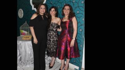 Carol Zummar, Jacqueline Ross y Jackie Diek están listas para la gran boda mañana sábado.