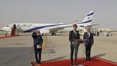 El asesor presidencial de Estados Unidos, Jared Kushner, habla junto al Jefe del Consejo de Seguridad Nacional de Israel, Meir Ben-Shabbat, y el asesor de Seguridad Nacional de Estados Unidos, Robert O'Brien, en el aeropuerto de Abu Dhabi, en el primer vuelo comercial de Israel a los Emiratos Árabes Unidos. Foto AFP