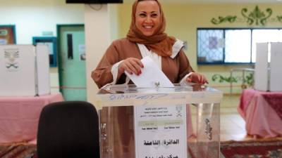 Una mujer deposita su voto en los comicios locales desarrollados en Arabia Saudita. Por primera vez en la historia de ese reino, a las mujeres se les permitió votar.