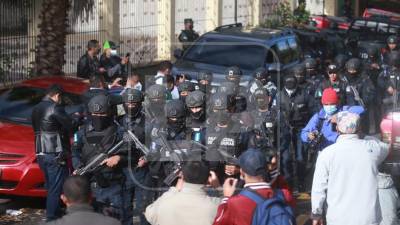 Cientos de policías permanecen en las afueras de la casa del expresidente Juan Orlando Hernández.