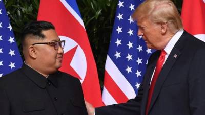 Kim Jong-un junto a Donald Trump (AFP)