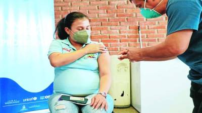 Una embarazada es vacunada contra el covid en la Universidad Católica.