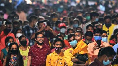 Una multitud se aglomera en un lugar de adoración de la diosa Durga por el festival Durga Puja en Calcuta, India.