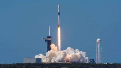 El lanzamiento del cohete Falcon 9 sin ninguna complicación desde la plataforma de lanzamiento del Centro Espacial Kennedy de la NASA.