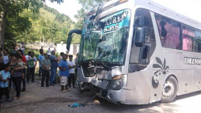 Una menor de 9 años de edad falleció tras ser atropellada por un bus.