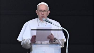 El papa Francisco pronuncia la oración del Ángelus dominical desde la ventana de su estudio con vista a la Plaza de San Pedro en el Vaticano. Foto AFP