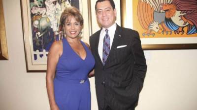 La estrella de la prensa rosa Nora Schauer y el embajador Guillermo Gonzales Arica .