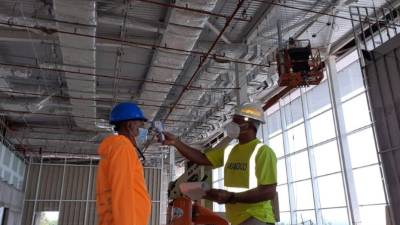 Empleados de Palmerola mantienen un monitoreo constante de su temperatura.