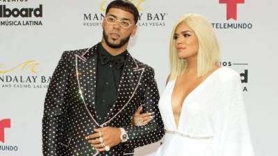 La pareja de reguetoneros Anuel AA y Karol G.