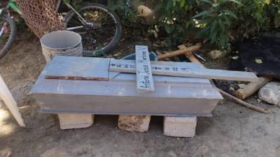 En este ataúd fue enterrado el menor.