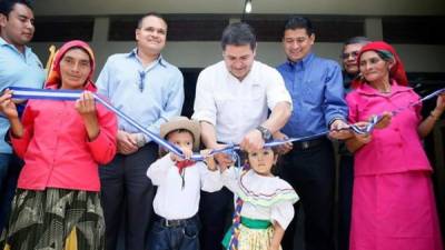 El mandatario Juan Orlando Hernández inauguró esta mañana un mercado artesanal en Intibucá.