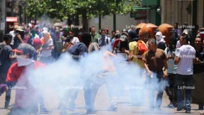Por tercer día consecutivo hubo disturbios en el centro de la capital hondureña, los de este miércoles ocurrieron más de una hora después de que finalizó la movilización de los obreros que salieron a las calles en el Día Internacional del Trabajador. Fotos: Andro Rodríguez