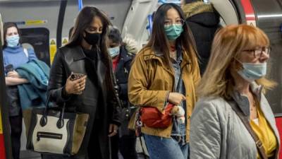 Los viajeros usan máscaras durante la hora pico de la mañana en la línea Victoria,, del metro de Londres. Foto AFP