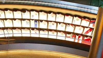 En la sala se aprecia la camiseta de la H (izq).