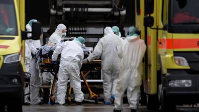 Médicos transfieren a los pacientes infectados con el coronavirus.